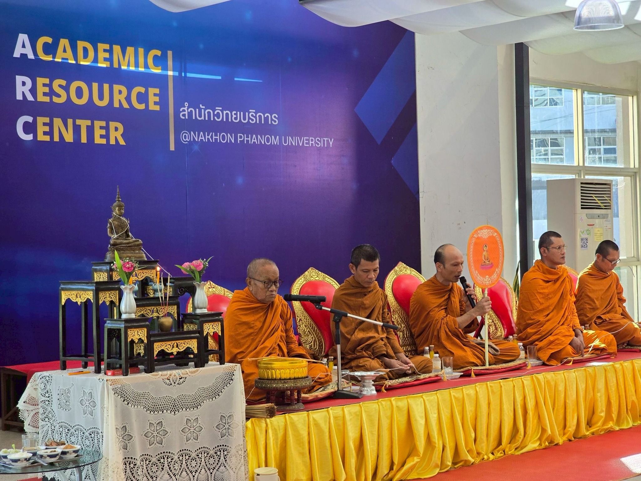 พิธีทำบุญตักบาตรพระสงฆ์ 5 รูป